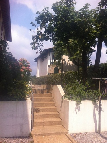 Pays Basque Hendaye Plage T1 appartement 2 à 4 personnes locations de vacances bord de mer Lidwine Goelands escaliers Hendaye Tourisme