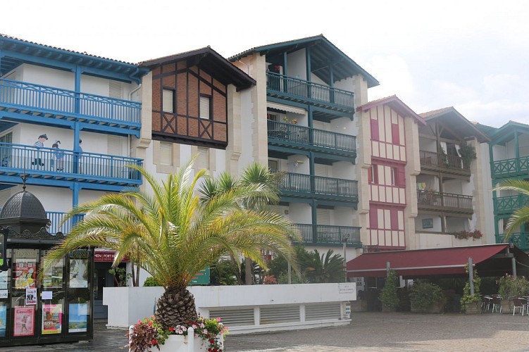 vue sur la maison (balcons verts) - Berger