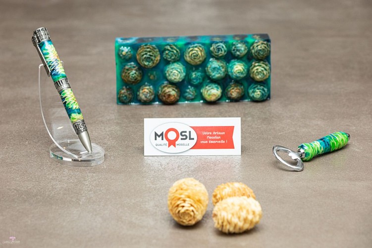 Stylo et décapsuleur en résine