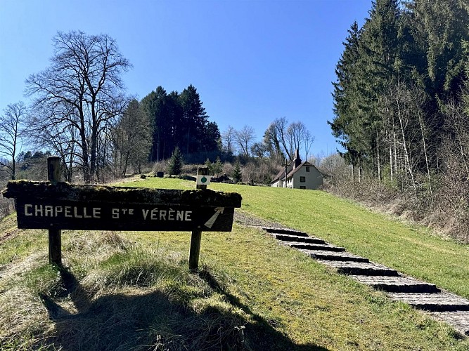 Accès à la chapelle Sainte-Vérène. 