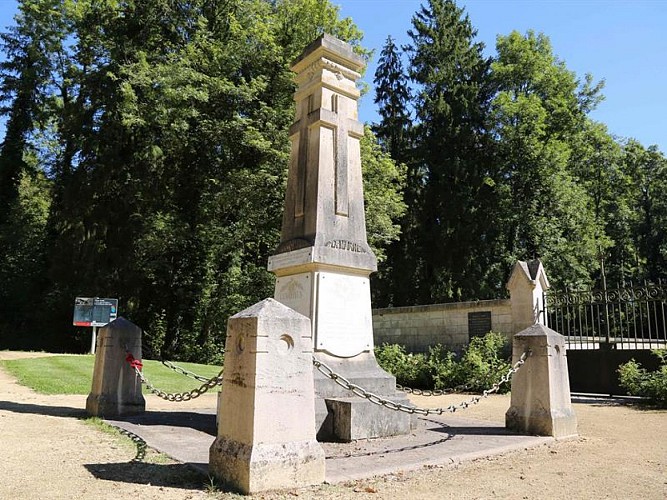 ZERSTÖRTES DORF CUMIERES-LE-MORT-HOMME