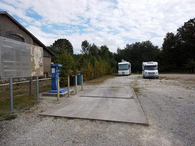 AIRE DE SERVICES ET DE STATIONNEMENT