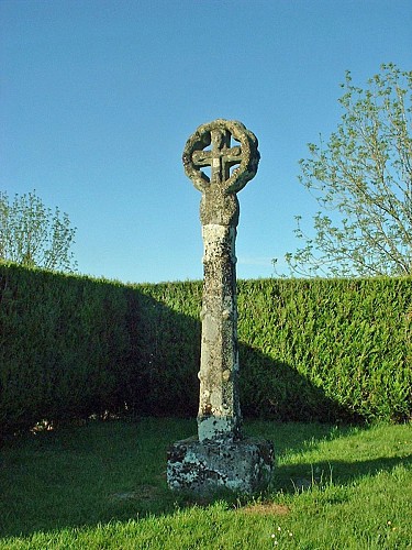 Cross of the 12th century said "Siriex"