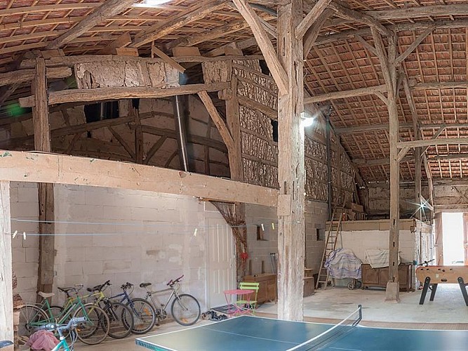 Grange avec baby foot et tennis de table