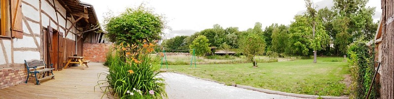 A l'arrière :
- terrasse
- terrain de pétanque