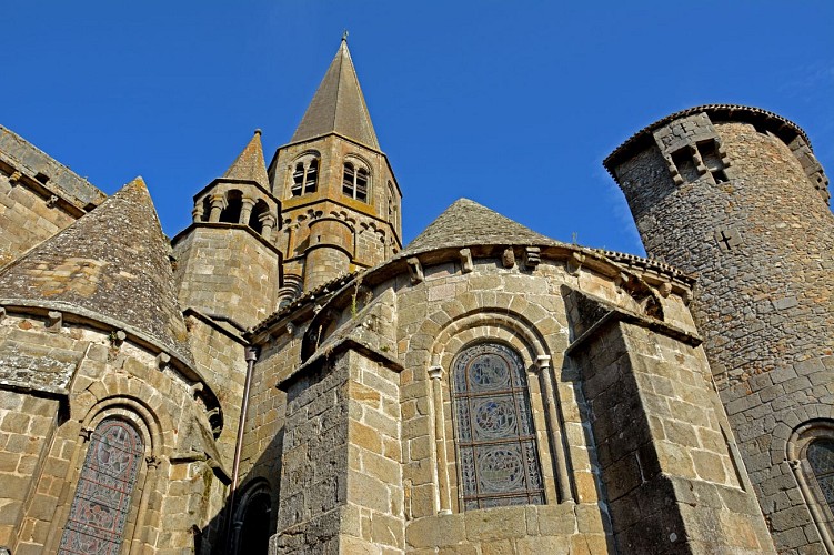 Vue sur l'abside de la collégiale Le Dorat_7