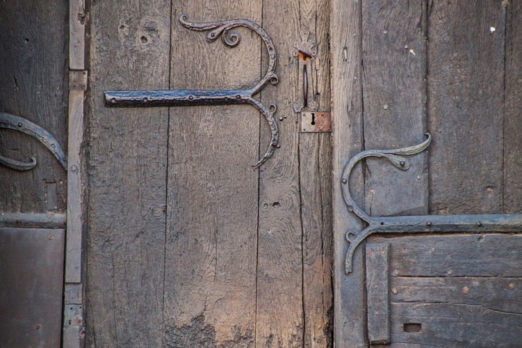 Détails ferrures du portail Ouest de la collégiale Le Dorat_9