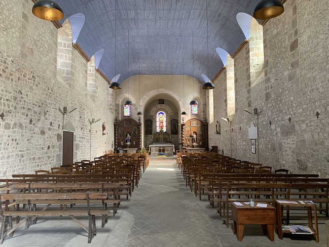 intérieur de l'église d'Oradour Saint Genest