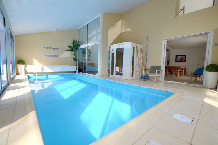 VILLA AVEC PISCINE INTÉRIEURE POUR 12 PERSONNES À 30M DE LA MER