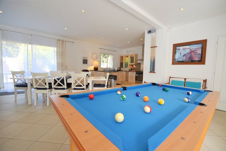 VILLA AVEC PISCINE INTÉRIEURE POUR 12 PERSONNES À 30M DE LA MER