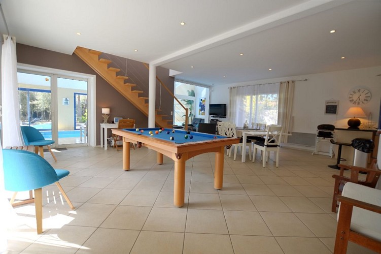 VILLA AVEC PISCINE INTÉRIEURE POUR 12 PERSONNES À 30M DE LA MER
