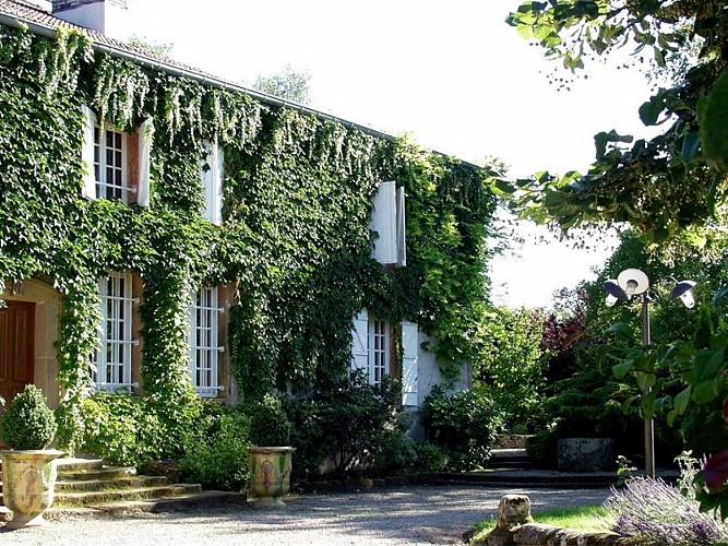 Façade du Prieuré et sa vigne