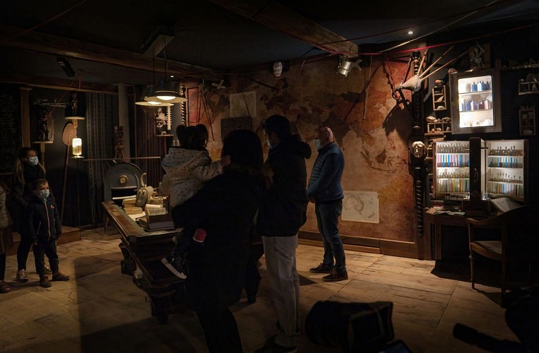 bureau_1100008-scaled