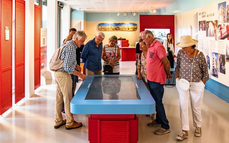 centre-interpretation-architecture-patrimoine-bayonne-table-interactive