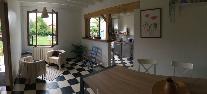 vue panoramique de la cuisine et de la salle à manger