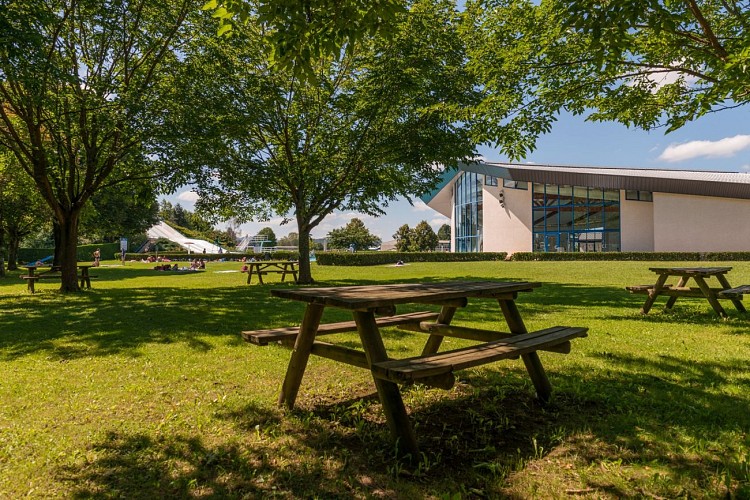 Piscine Oloron Haut-Béarn - espace pique-nique (©CCHB) - DI