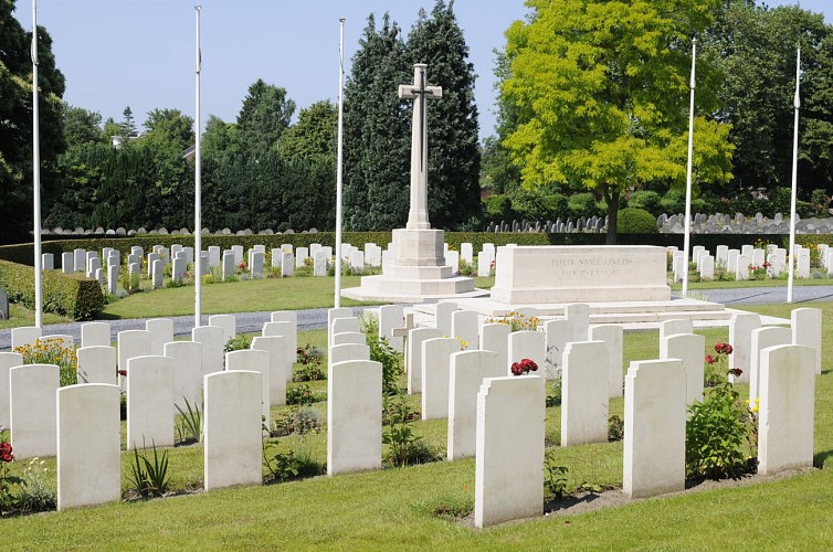Pelouse d’honneur du cimetière communal de Mons 