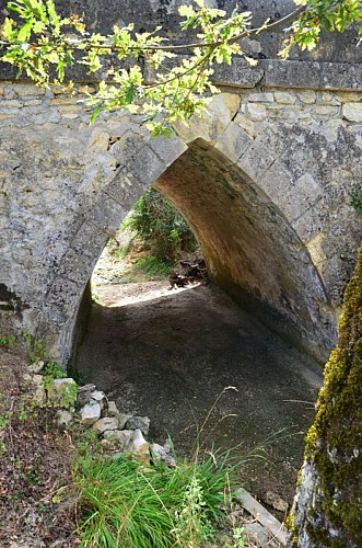 Pont roman sur le ruisseau de la Barre