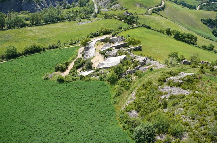 vue aérienne du Village de Caves