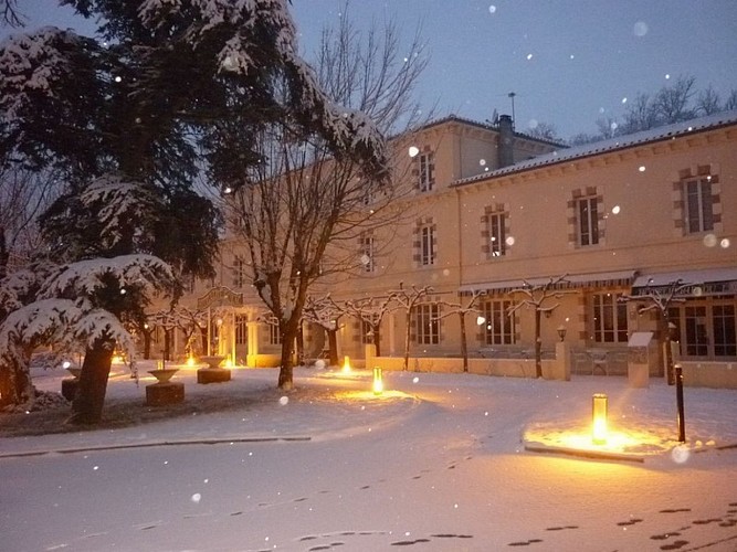 L-Hotellerie-du-Lac-sous-la-neige