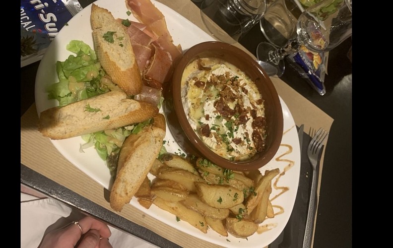 Au Family's - Camembert roti - LANNE EN BARETOUS (©Au family's)