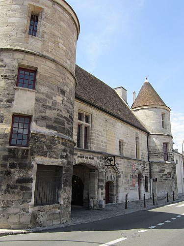 Poissy, porterie du prieuré et musée du jouet