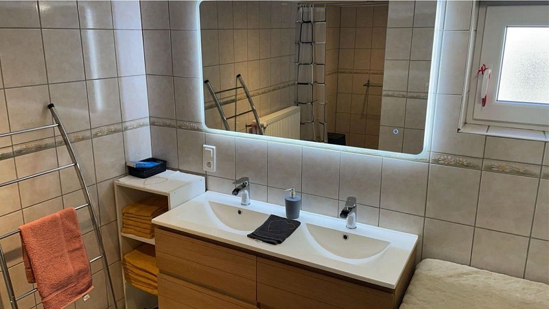 Salle de bain avec douche spacieuse - double vasque et miroir chauffant - 2 WC indépendants