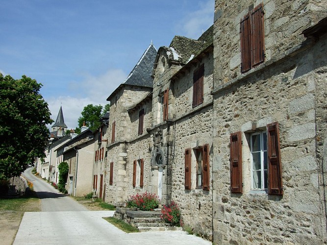 Village de Chaliers, dominant la Truyère