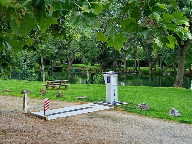 Aire de services et de stationnement pour camping-cars aux Roches L'Evêque