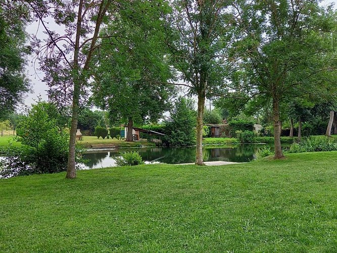 Aire de services et de stationnement pour camping-cars aux Roches L'Evêque