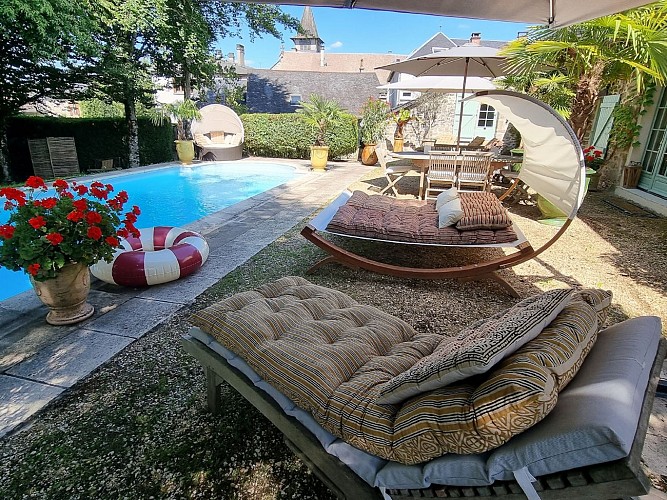 La terrasse au bord de la piscine 