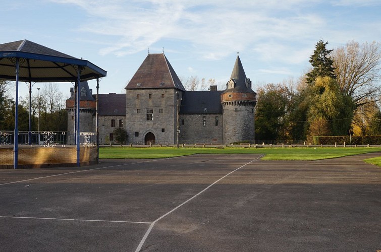 Solre-sur-Sambre, Place communale