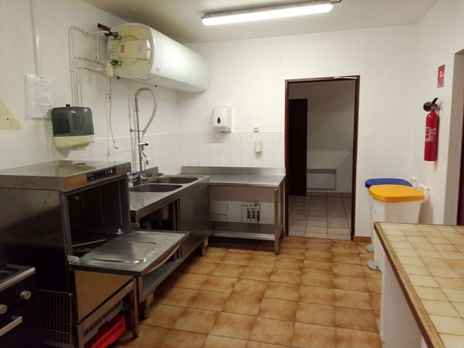 salle-des-fêtes-st-sauveur-cuisine (2)