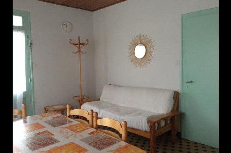 MAISON PROCHE DE L'EMBARCADÈRE DE L'ILE DE RÉ À LA TRANCHE SUR MER.