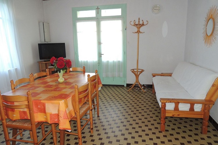 MAISON PROCHE DE L'EMBARCADÈRE DE L'ILE DE RÉ À LA TRANCHE SUR MER.