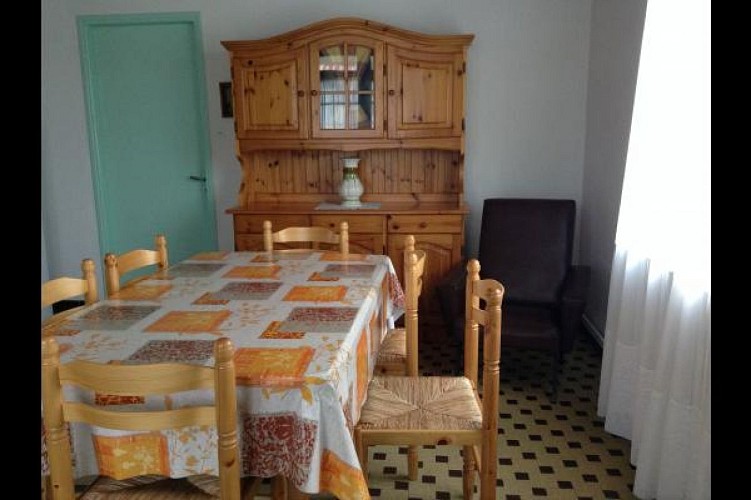 MAISON PROCHE DE L'EMBARCADÈRE DE L'ILE DE RÉ À LA TRANCHE SUR MER.