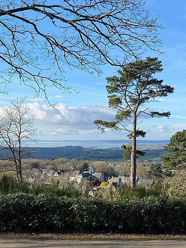 Point de vue : Baie de Douarnenez / Campagne du Porzay / Menez-hom