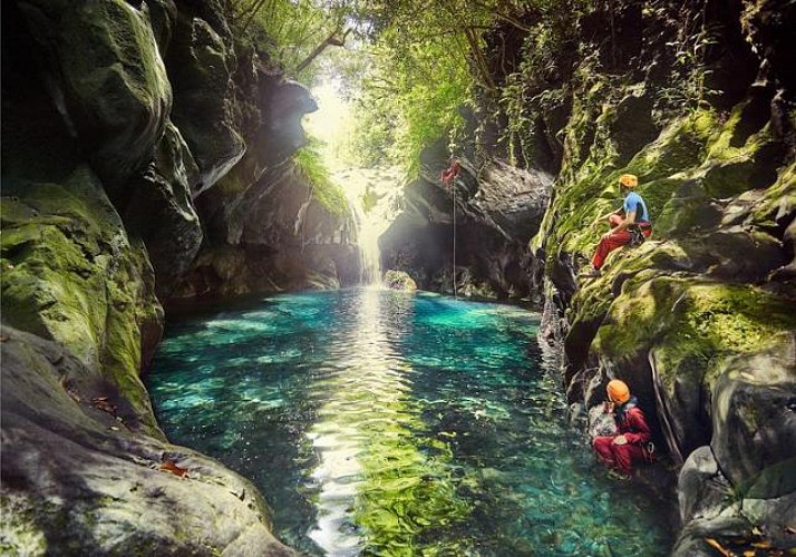 Randonnée aquatique dans la rivière de Langevin à La Réunion