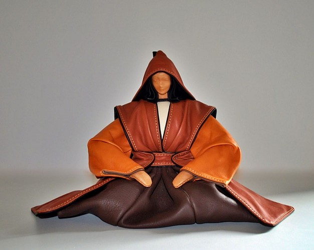 Sculptures cuir_Annie Delemarle_femmeassise