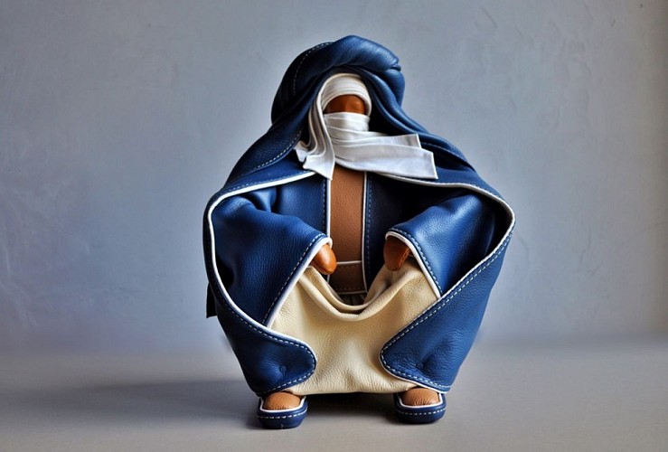 Sculptures cuir_Annie Delemarle_grandtouaregassis