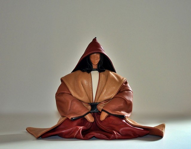 Sculptures cuir_Annie Delemarle_femmeassise3