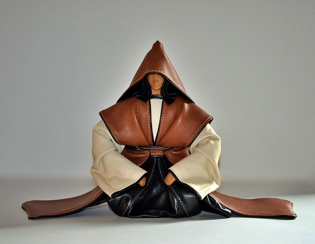 Sculptures cuir_Annie Delemarle_femmeassise2
