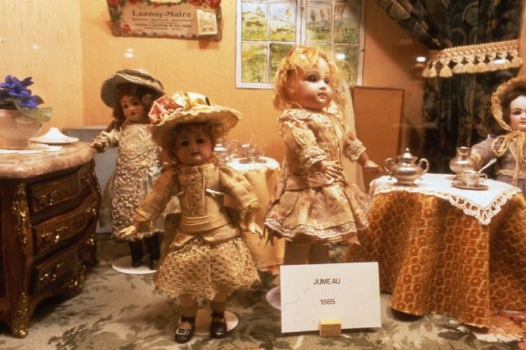 Maisons-les-Chaource: Musée de la tonnellerie et des poupées d'antan