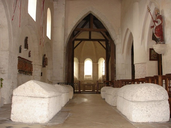 Isle-Aumont: l'église aux 3 sanctuaires