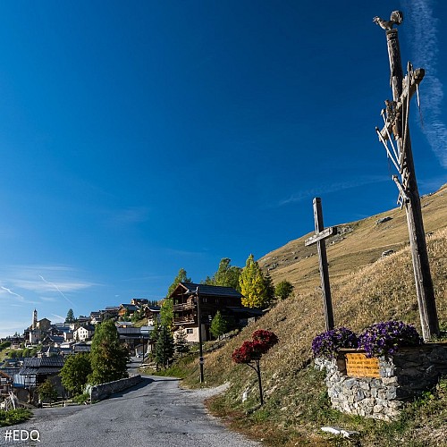 Vue de Saint Veran et ses croix