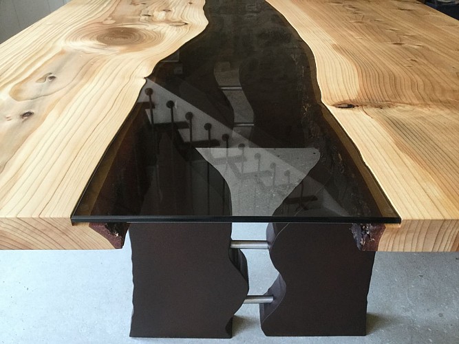 Table rivière, bois de cedre, verre et acier patiné