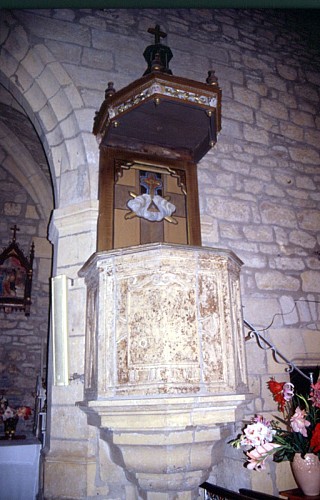 la chaire en pierre de l'église de Prades d'Aubrac