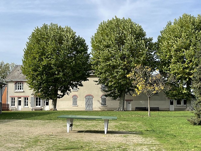 Bâtiment principal - vue de loin