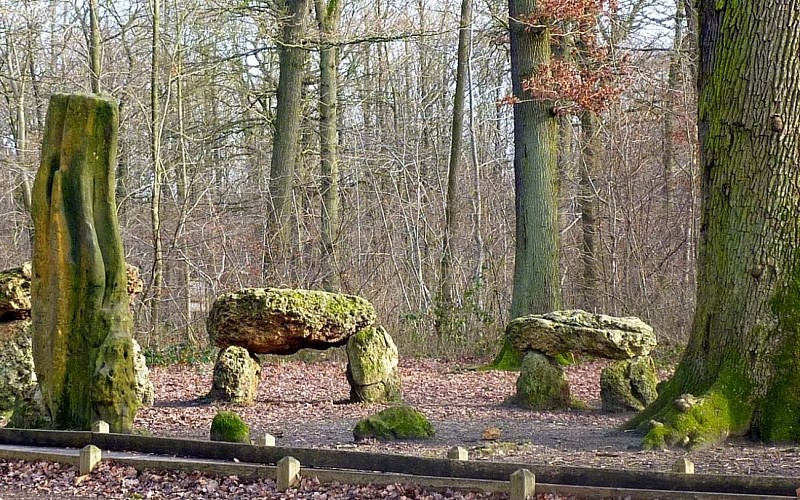Chêne des Missions - Dolmen et menhirs