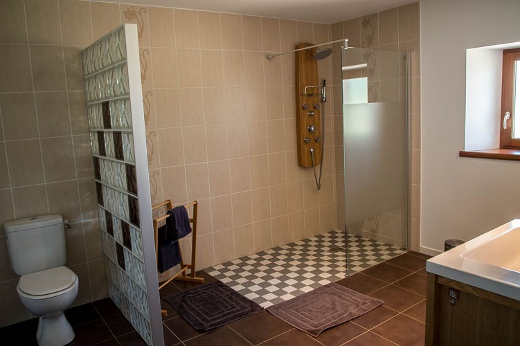 Salle de bain spacieuse dans nos chambres